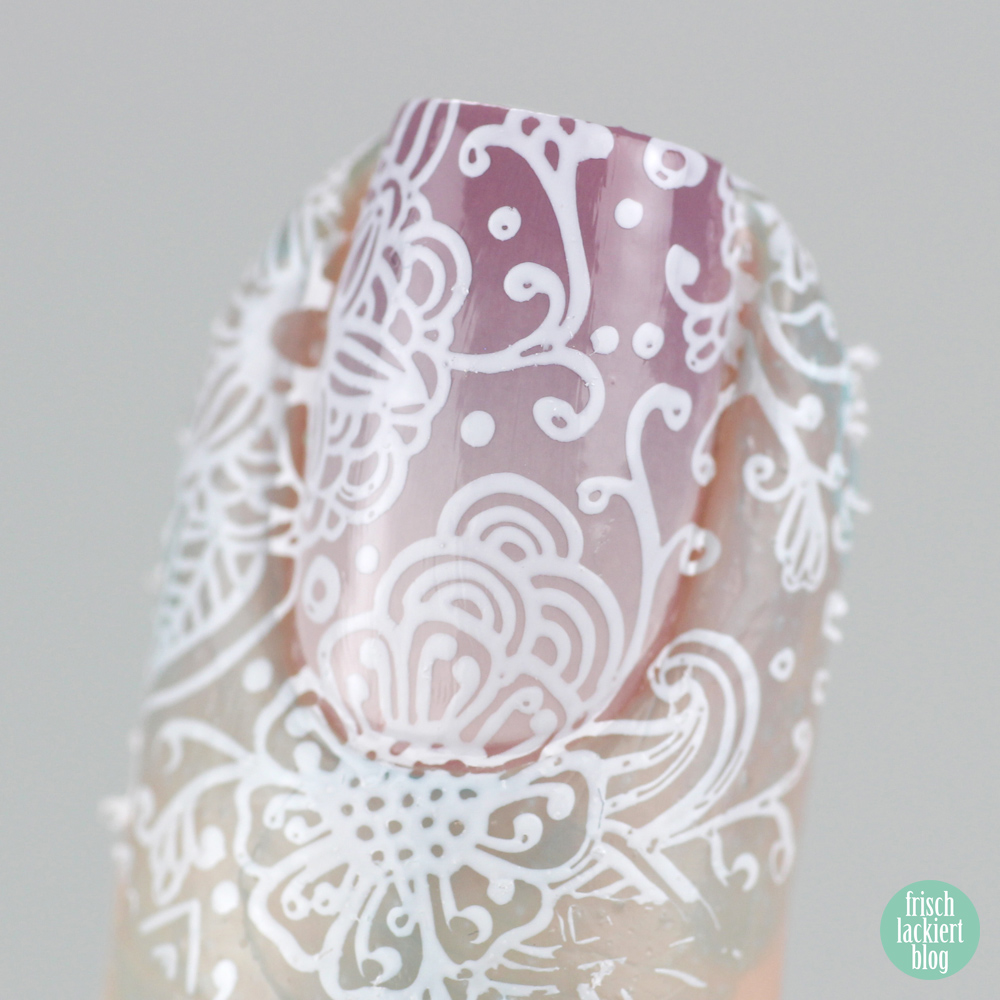 Frischlackiert-Challenge Gradient Nailart mit Blumen Stamping Weiß Flieder – by frischlackiert