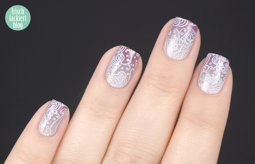 Frischlackiert-Challenge Gradient Nailart mit Blumen Stamping Weiß Flieder – by frischlackiert