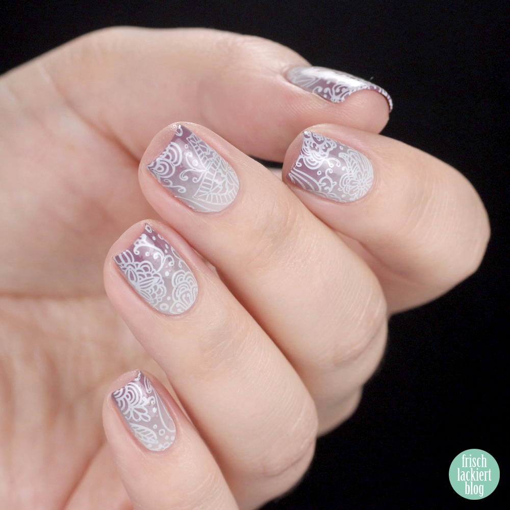 Frischlackiert-Challenge Gradient Nailart mit Blumen Stamping Weiß Flieder – by frischlackiert