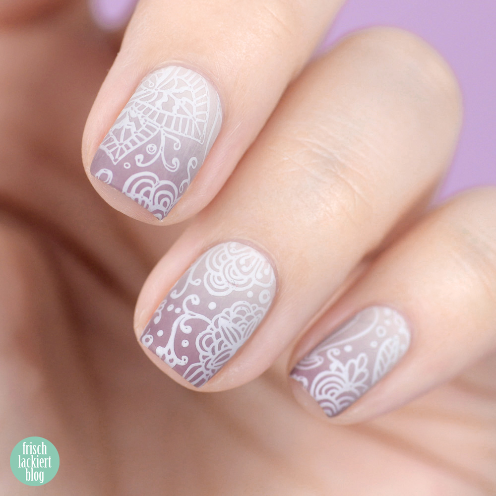 Frischlackiert-Challenge Gradient Nailart mit Blumen Stamping Weiß Flieder – by frischlackiert