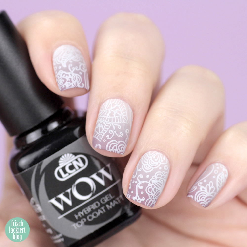 Frischlackiert-Challenge Gradient Nailart mit Blumen Stamping Weiß Flieder – by frischlackiert