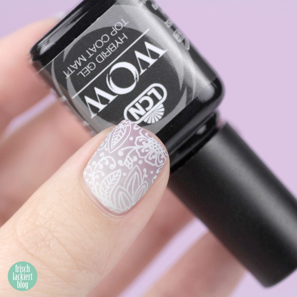 Frischlackiert-Challenge Gradient Nailart mit Blumen Stamping Weiß Flieder – by frischlackiert
