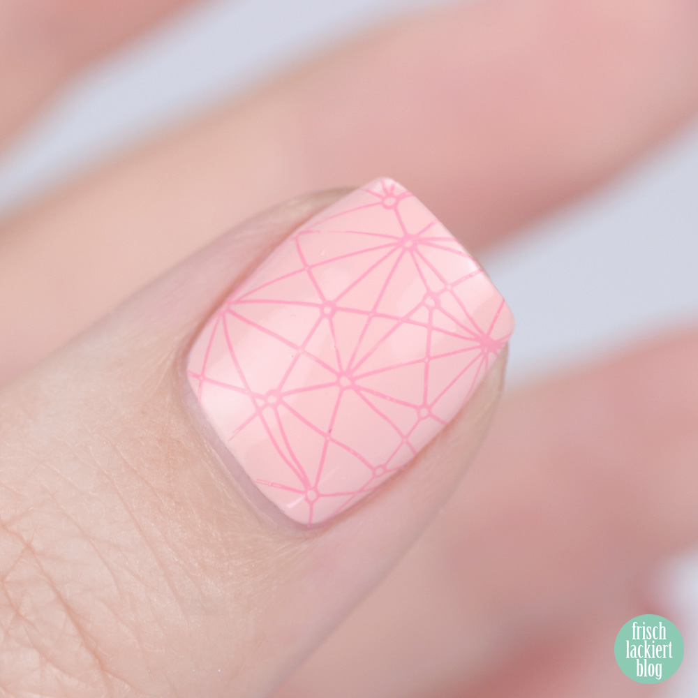 Frischlackiert-Challenge Doppelstamping Nailart mit grafischen Blumen – by frischlackiert