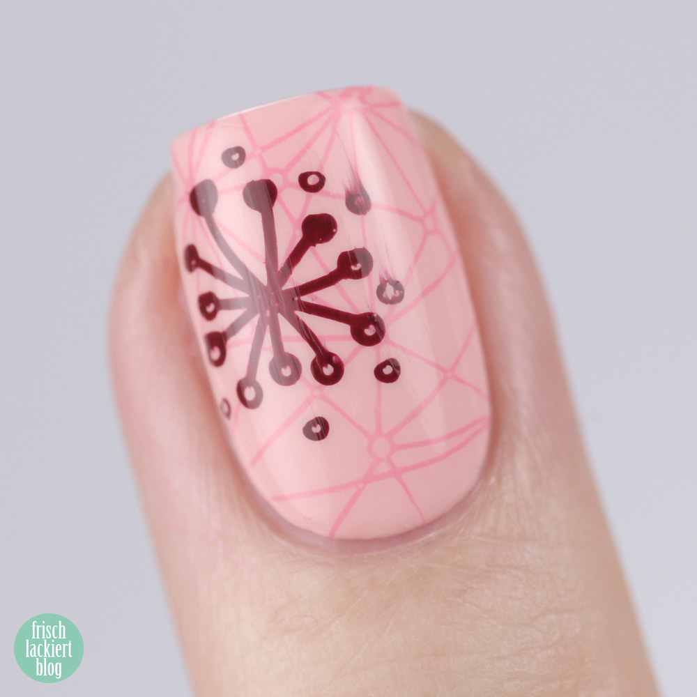 Frischlackiert-Challenge Doppelstamping Nailart mit grafischen Blumen – by frischlackiert