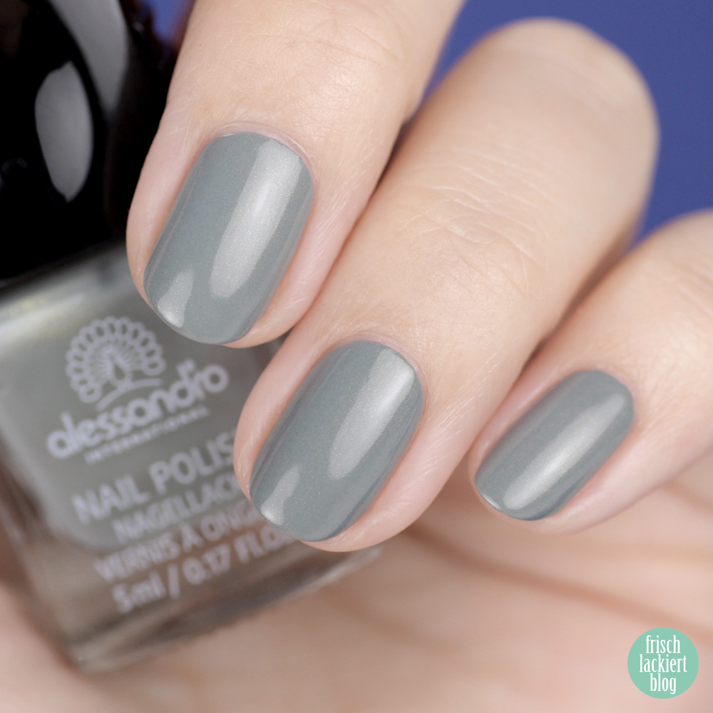 Alessandro Seasons Delight Swatch – grauer Nagellack mit goldenem Schimmer – by frischlackiert