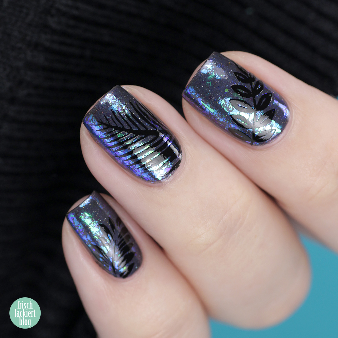 Nailart mit WhatsUp Nails Breeze Flakies und schwarzem Blätter Stamping – by frischlackiert