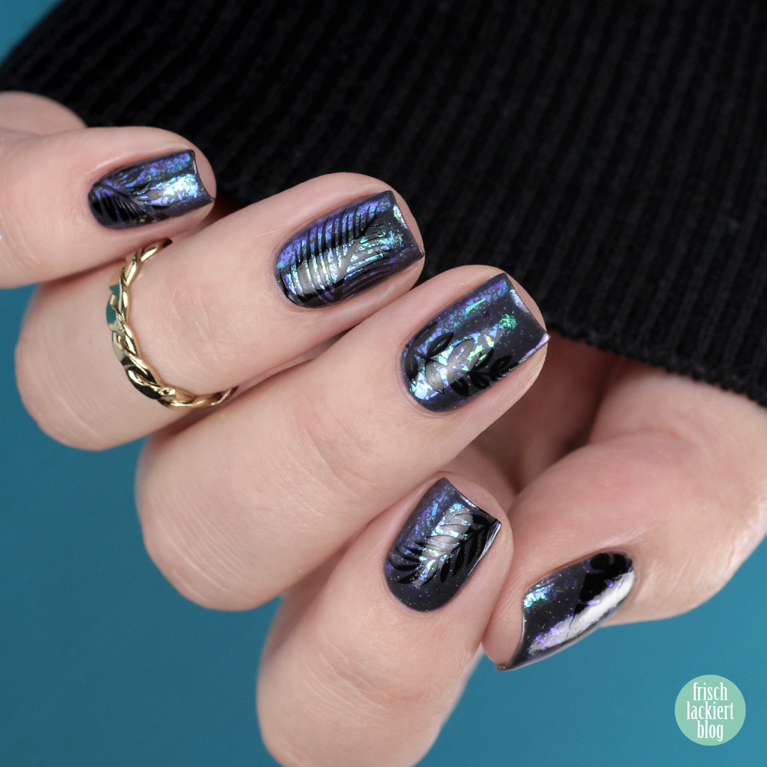Nailart mit WhatsUp Nails Breeze Flakies und schwarzem Blätter Stamping – by frischlackiert