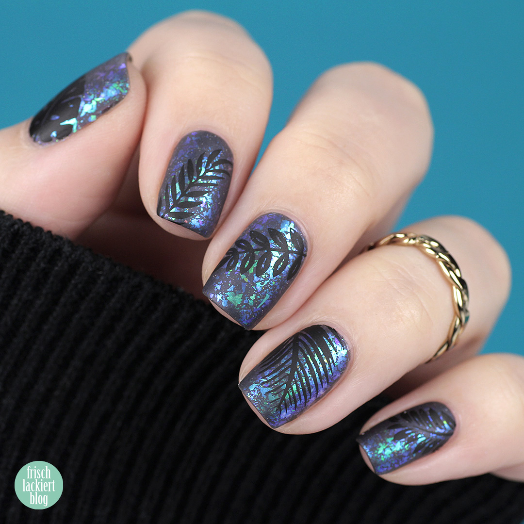 Nailart mit WhatsUp Nails Breeze Flakies und schwarzem Blätter Stamping – by frischlackiert