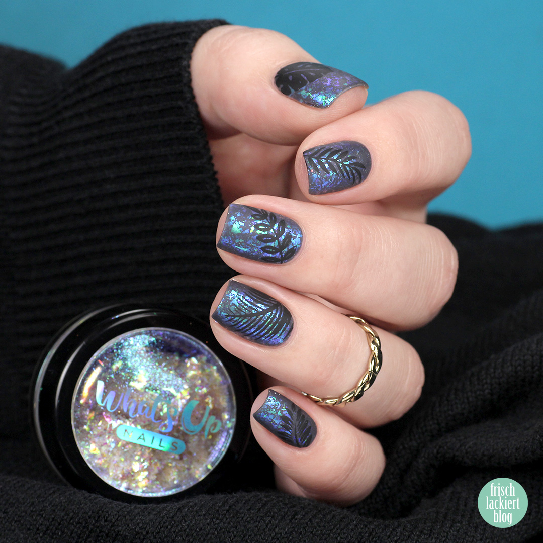 Nailart mit WhatsUp Nails Breeze Flakies und schwarzem Blätter Stamping – by frischlackiert