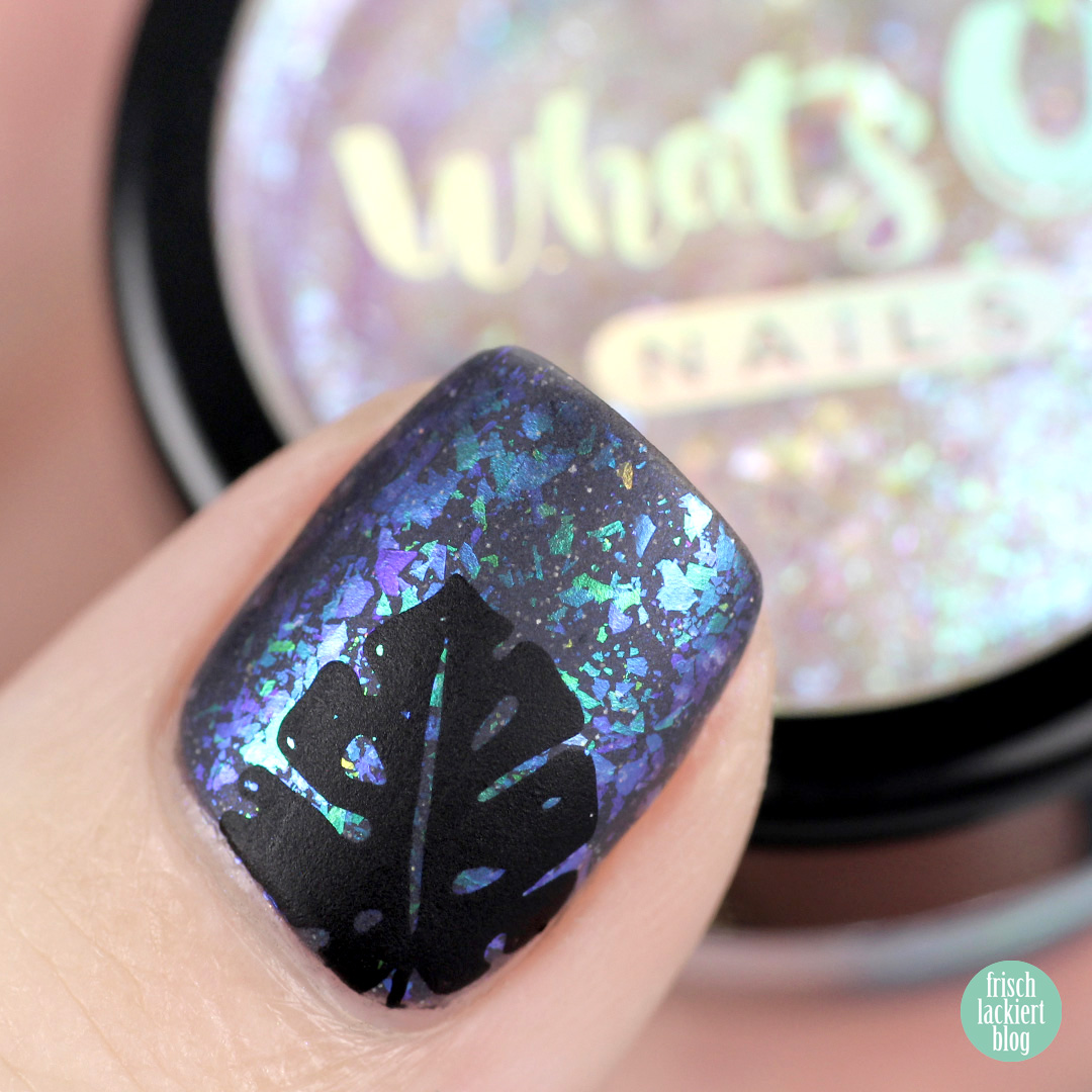 Nailart mit WhatsUp Nails Breeze Flakies und schwarzem Blätter Stamping – by frischlackiert
