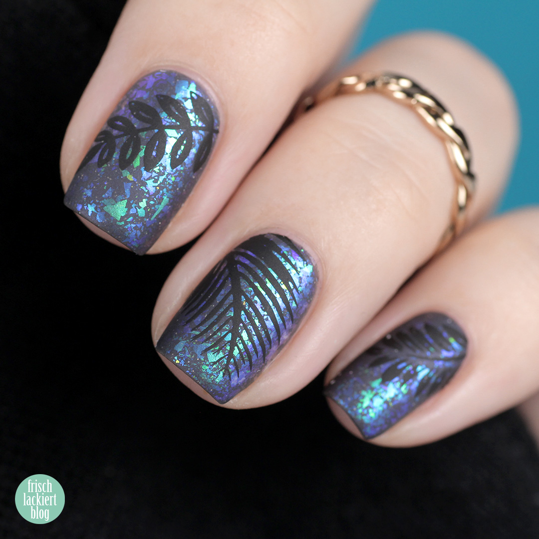Nailart mit WhatsUp Nails Breeze Flakies und schwarzem Blätter Stamping – by frischlackiert