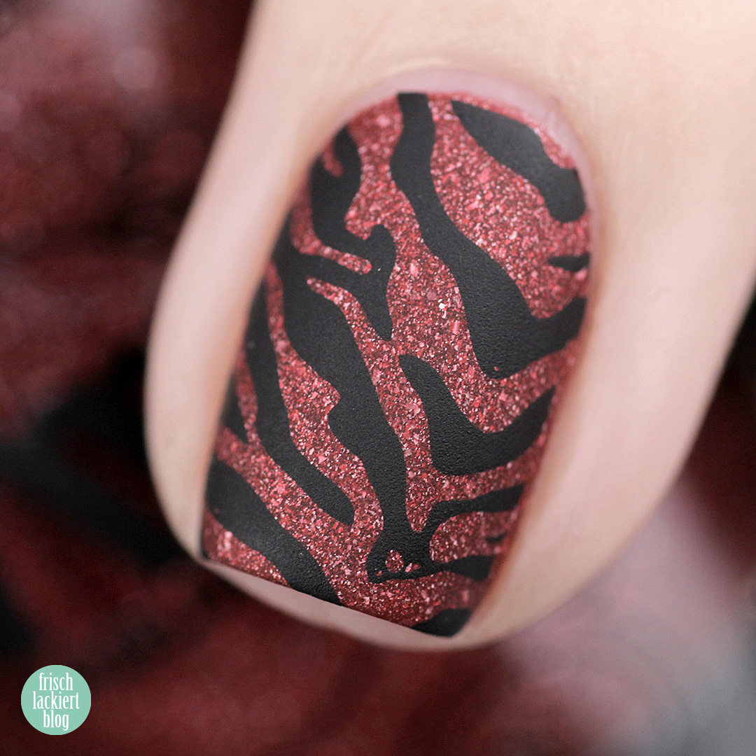masura bewitched by her spell - zebra nailart – swatch by frischlackiert