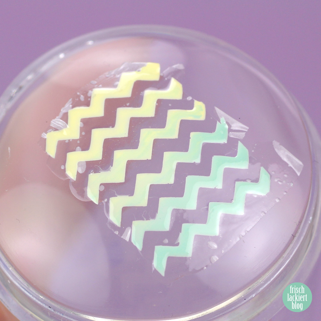 Frischlackiert-Challenge green garden nailart – chevron stamping nails - by frischlackiert