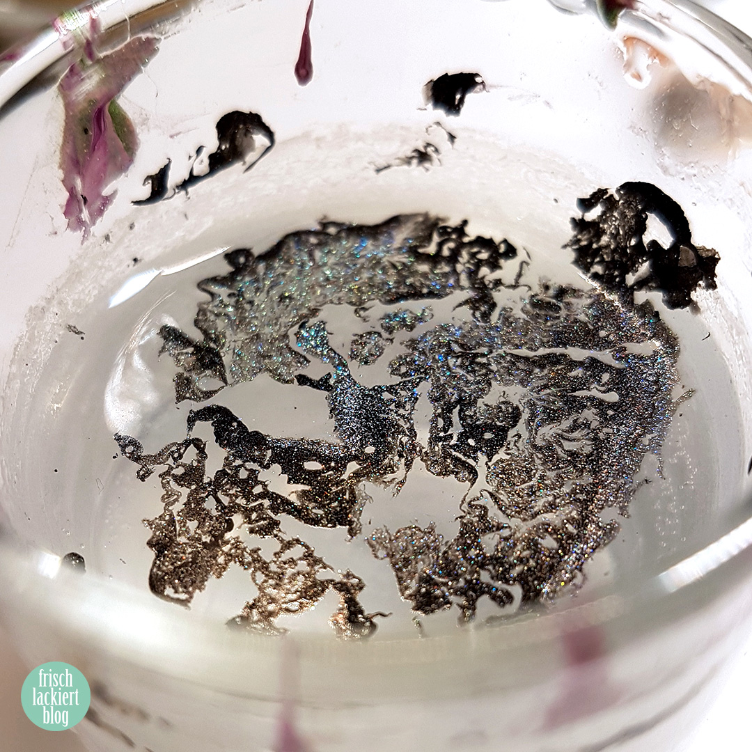 Frischlackiert-Challenge Black & Gold Negative Space Cutout Marble Nailart - by frischlackiert