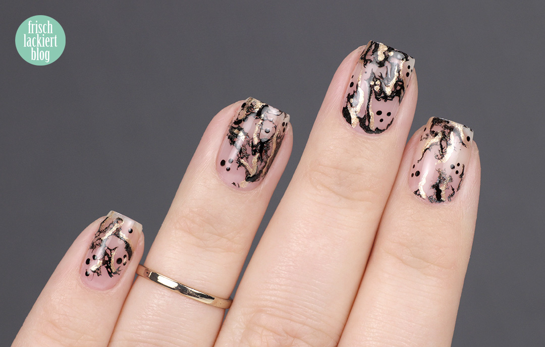 Frischlackiert-Challenge Black & Gold Negative Space Cutout Marble Nailart - by frischlackiert