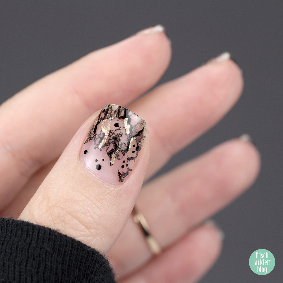 Frischlackiert-Challenge Black & Gold Negative Space Cutout Marble Nailart - by frischlackiert