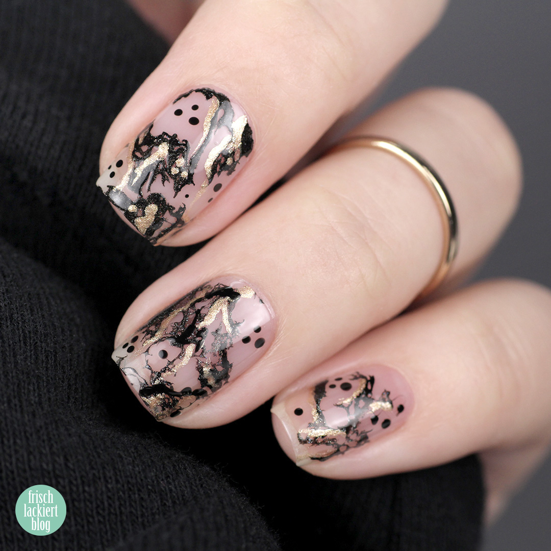 Frischlackiert-Challenge Black & Gold Negative Space Cutout Marble Nailart - by frischlackiert