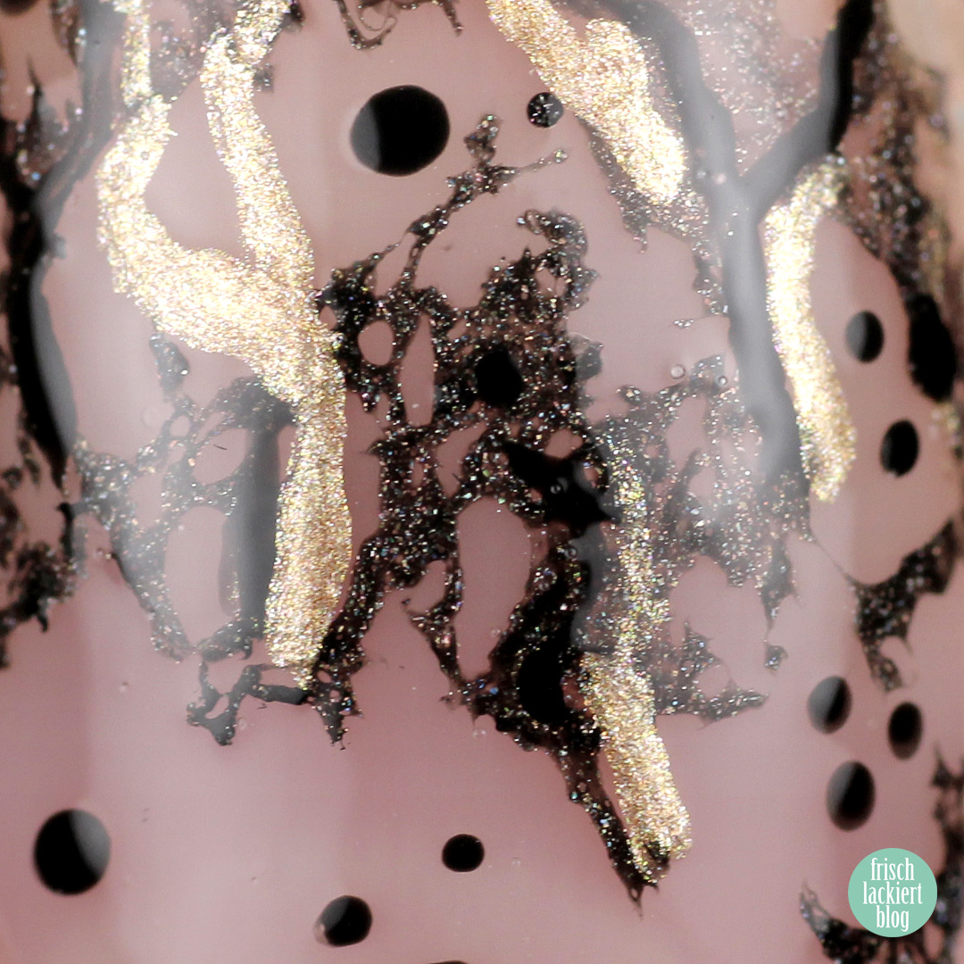 Frischlackiert-Challenge Black & Gold Negative Space Cutout Marble Nailart - by frischlackiert