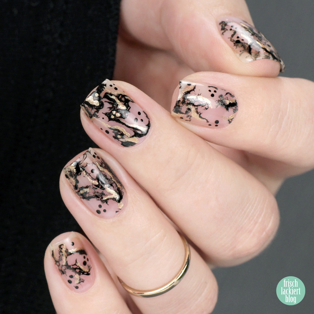 Frischlackiert-Challenge Black & Gold Negative Space Cutout Marble Nailart - by frischlackiert