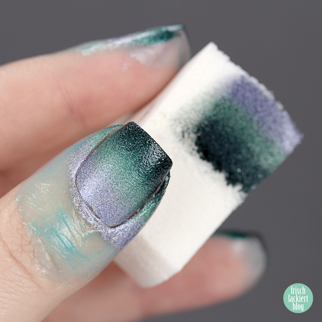 Green Grey Gradient Nails – A-England Holo – by frischlackiert