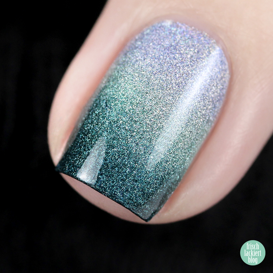 Green Grey Gradient Nails – A-England Holo – by frischlackiert