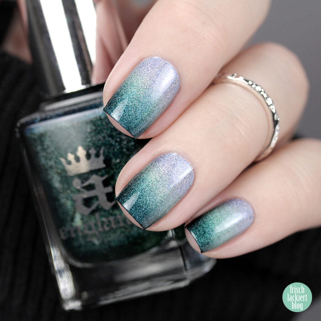 Green Grey Gradient Nails – A-England Holo – by frischlackiert