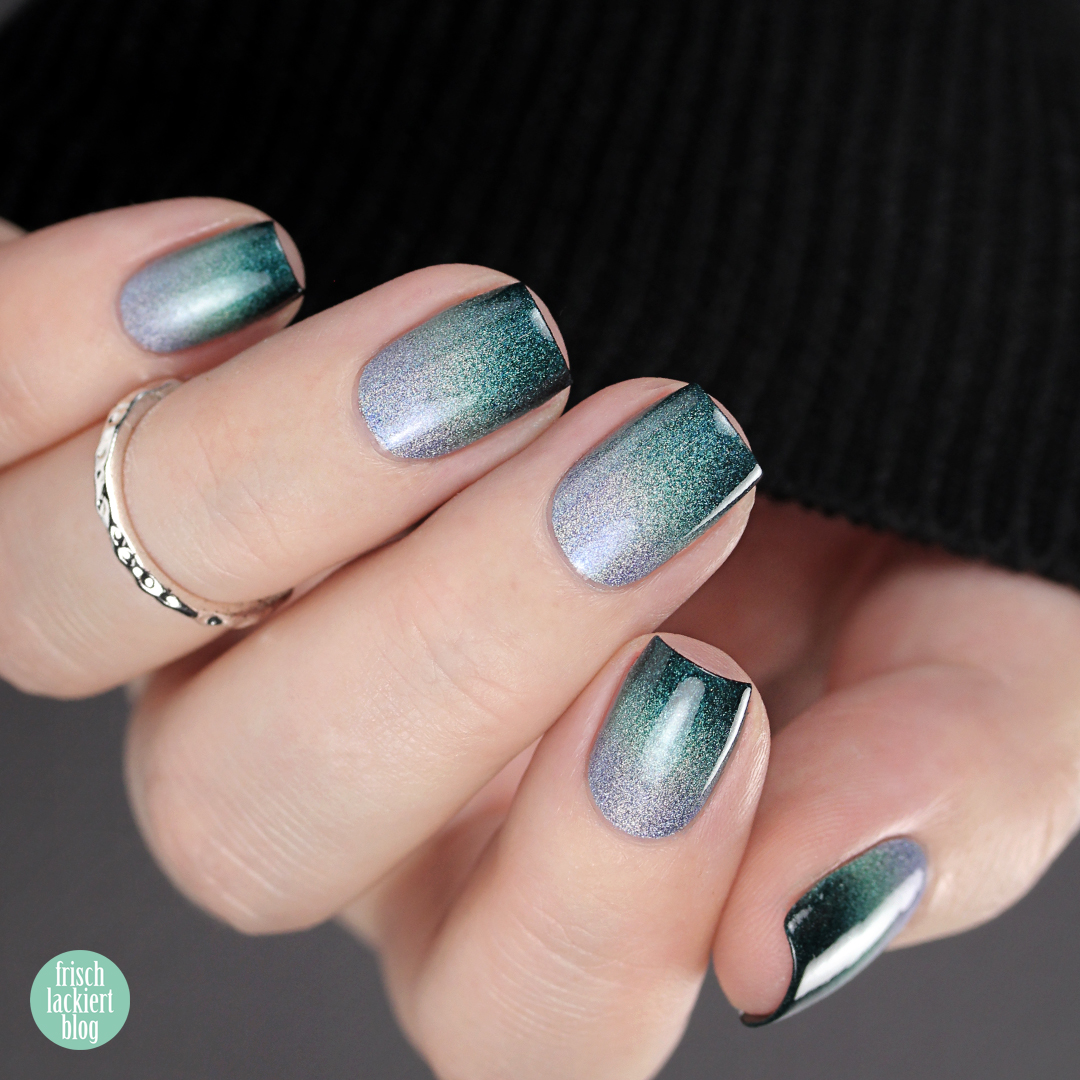 Green Grey Gradient Nails – A-England Holo – by frischlackiert